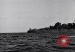 Standbild Untergang brennendes Schiff Atlantic Ocean off New Jersey USA, 1942, aus Sekunde 39 historischem Filmmaterial Videoclip 65675035894