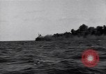 Standbild Untergang brennendes Schiff Atlantic Ocean off New Jersey USA, 1942, aus Sekunde 40 historischem Filmmaterial Videoclip 65675035894