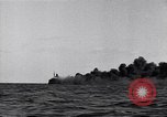 Standbild Untergang brennendes Schiff Atlantic Ocean off New Jersey USA, 1942, aus Sekunde 42 historischem Filmmaterial Videoclip 65675035894