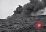 Standbild Untergang brennendes Schiff Atlantic Ocean off New Jersey USA, 1942, aus Sekunde 43 historischem Filmmaterial Videoclip 65675035894