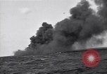 Standbild Untergang brennendes Schiff Atlantic Ocean off New Jersey USA, 1942, aus Sekunde 44 historischem Filmmaterial Videoclip 65675035894