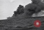 Standbild Untergang brennendes Schiff Atlantic Ocean off New Jersey USA, 1942, aus Sekunde 45 historischem Filmmaterial Videoclip 65675035894