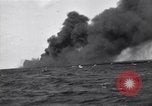 Standbild Untergang brennendes Schiff Atlantic Ocean off New Jersey USA, 1942, aus Sekunde 47 historischem Filmmaterial Videoclip 65675035894