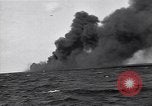 Standbild Untergang brennendes Schiff Atlantic Ocean off New Jersey USA, 1942, aus Sekunde 48 historischem Filmmaterial Videoclip 65675035894