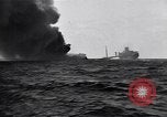 Standbild Untergang brennendes Schiff Atlantic Ocean off New Jersey USA, 1942, aus Sekunde 49 historischem Filmmaterial Videoclip 65675035894