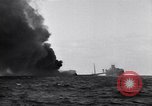 Standbild Untergang brennendes Schiff Atlantic Ocean off New Jersey USA, 1942, aus Sekunde 50 historischem Filmmaterial Videoclip 65675035894