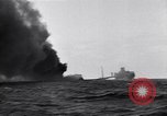 Standbild Untergang brennendes Schiff Atlantic Ocean off New Jersey USA, 1942, aus Sekunde 51 historischem Filmmaterial Videoclip 65675035894