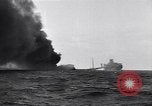 Standbild Untergang brennendes Schiff Atlantic Ocean off New Jersey USA, 1942, aus Sekunde 52 historischem Filmmaterial Videoclip 65675035894