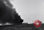 Standbild Untergang brennendes Schiff Atlantic Ocean off New Jersey USA, 1942, aus Sekunde 53 historischem Filmmaterial Videoclip 65675035894