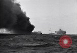 Standbild Untergang brennendes Schiff Atlantic Ocean off New Jersey USA, 1942, aus Sekunde 54 historischem Filmmaterial Videoclip 65675035894