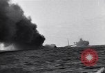 Standbild Untergang brennendes Schiff Atlantic Ocean off New Jersey USA, 1942, aus Sekunde 55 historischem Filmmaterial Videoclip 65675035894