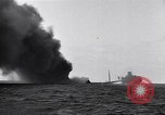 Standbild Untergang brennendes Schiff Atlantic Ocean off New Jersey USA, 1942, aus Sekunde 56 historischem Filmmaterial Videoclip 65675035894