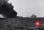 Standbild Untergang brennendes Schiff Atlantic Ocean off New Jersey USA, 1942, aus Sekunde 57 historischem Filmmaterial Videoclip 65675035894