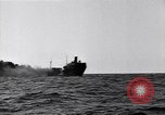 Standbild Untergang brennendes Schiff Atlantic Ocean off New Jersey USA, 1942, aus Sekunde 58 historischem Filmmaterial Videoclip 65675035894