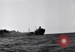 Standbild Untergang brennendes Schiff Atlantic Ocean off New Jersey USA, 1942, aus Sekunde 59 historischem Filmmaterial Videoclip 65675035894