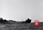 Standbild Untergang brennendes Schiff Atlantic Ocean off New Jersey USA, 1942, aus Sekunde 60 historischem Filmmaterial Videoclip 65675035894