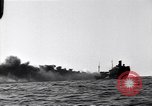 Standbild Untergang brennendes Schiff Atlantic Ocean off New Jersey USA, 1942, aus Sekunde 61 historischem Filmmaterial Videoclip 65675035894