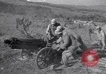 Standbild Kuomintang (KMT) gunners Feuer Feld Artillerie und mörser auf Japanisch China, 1944, aus Sekunde 26 historischem Filmmaterial Videoclip 65675035896