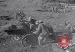 Standbild Kuomintang (KMT) gunners Feuer Feld Artillerie und mörser auf Japanisch China, 1944, aus Sekunde 31 historischem Filmmaterial Videoclip 65675035896