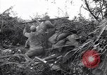 Immagine di KMT cinese di impegnare le truppe giapponesi a Teng-Chung nella provincia dello Yunnan Cina, 1944, secondo 18 filmato di repertorio 65675035897