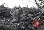 Immagine di KMT cinese di impegnare le truppe giapponesi a Teng-Chung nella provincia dello Yunnan Cina, 1944, secondo 20 filmato di repertorio 65675035897