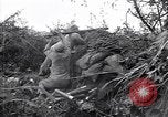 Immagine di KMT cinese di impegnare le truppe giapponesi a Teng-Chung nella provincia dello Yunnan Cina, 1944, secondo 22 filmato di repertorio 65675035897