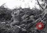 Immagine di KMT cinese di impegnare le truppe giapponesi a Teng-Chung nella provincia dello Yunnan Cina, 1944, secondo 23 filmato di repertorio 65675035897