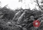 Immagine di KMT cinese di impegnare le truppe giapponesi a Teng-Chung nella provincia dello Yunnan Cina, 1944, secondo 25 filmato di repertorio 65675035897