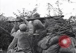Immagine di KMT cinese di impegnare le truppe giapponesi a Teng-Chung nella provincia dello Yunnan Cina, 1944, secondo 27 filmato di repertorio 65675035897