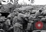 Immagine di KMT cinese di impegnare le truppe giapponesi a Teng-Chung nella provincia dello Yunnan Cina, 1944, secondo 44 filmato di repertorio 65675035897