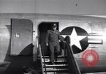 Immagine di US Air Force Officer Atene GRECIA, 1947, secondo 6 filmato di repertorio 65675035903