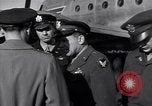 Immagine di US Air Force Officer Atene GRECIA, 1947, secondo 12 filmato di repertorio 65675035903