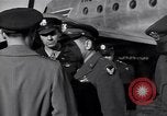 Immagine di US Air Force Officer Atene GRECIA, 1947, secondo 13 filmato di repertorio 65675035903