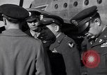 Immagine di US Air Force Officer Atene GRECIA, 1947, secondo 14 filmato di repertorio 65675035903