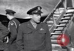 Immagine di US Air Force Officer Atene GRECIA, 1947, secondo 24 filmato di repertorio 65675035903