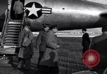 Immagine di US Air Force Officer Atene GRECIA, 1947, secondo 26 filmato di repertorio 65675035903
