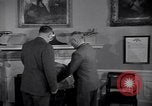 Standbild Präsident Truman und Gen George Marshall C Washington DC USA, 1947, aus Sekunde 12 historischem Filmmaterial Videoclip 65675035905