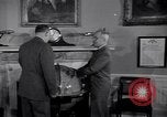 Standbild Präsident Truman und Gen George Marshall C Washington DC USA, 1947, aus Sekunde 16 historischem Filmmaterial Videoclip 65675035905