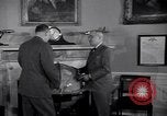 Standbild Präsident Truman und Gen George Marshall C Washington DC USA, 1947, aus Sekunde 18 historischem Filmmaterial Videoclip 65675035905