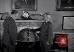 Standbild Präsident Truman und Gen George Marshall C Washington DC USA, 1947, aus Sekunde 20 historischem Filmmaterial Videoclip 65675035905