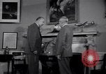 Standbild Präsident Truman und Gen George Marshall C Washington DC USA, 1947, aus Sekunde 28 historischem Filmmaterial Videoclip 65675035905