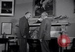 Standbild Präsident Truman und Gen George Marshall C Washington DC USA, 1947, aus Sekunde 29 historischem Filmmaterial Videoclip 65675035905