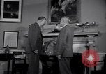 Standbild Präsident Truman und Gen George Marshall C Washington DC USA, 1947, aus Sekunde 30 historischem Filmmaterial Videoclip 65675035905