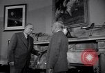 Standbild Präsident Truman und Gen George Marshall C Washington DC USA, 1947, aus Sekunde 32 historischem Filmmaterial Videoclip 65675035905