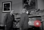 Standbild Präsident Truman und Gen George Marshall C Washington DC USA, 1947, aus Sekunde 39 historischem Filmmaterial Videoclip 65675035905