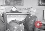 Standbild Präsident Truman und Gen George Marshall C Washington DC USA, 1947, aus Sekunde 41 historischem Filmmaterial Videoclip 65675035905