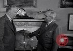 Standbild Präsident Truman und Gen George Marshall C Washington DC USA, 1947, aus Sekunde 43 historischem Filmmaterial Videoclip 65675035905