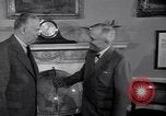 Standbild Präsident Truman und Gen George Marshall C Washington DC USA, 1947, aus Sekunde 45 historischem Filmmaterial Videoclip 65675035905