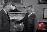 Standbild Präsident Truman und Gen George Marshall C Washington DC USA, 1947, aus Sekunde 46 historischem Filmmaterial Videoclip 65675035905