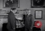 Standbild Präsident Truman und Gen George Marshall C Washington DC USA, 1947, aus Sekunde 61 historischem Filmmaterial Videoclip 65675035905